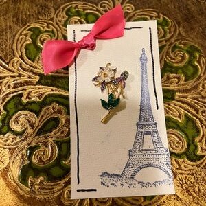 VINTAGE WOMEN’S FASHION FLORAL BROOCH.